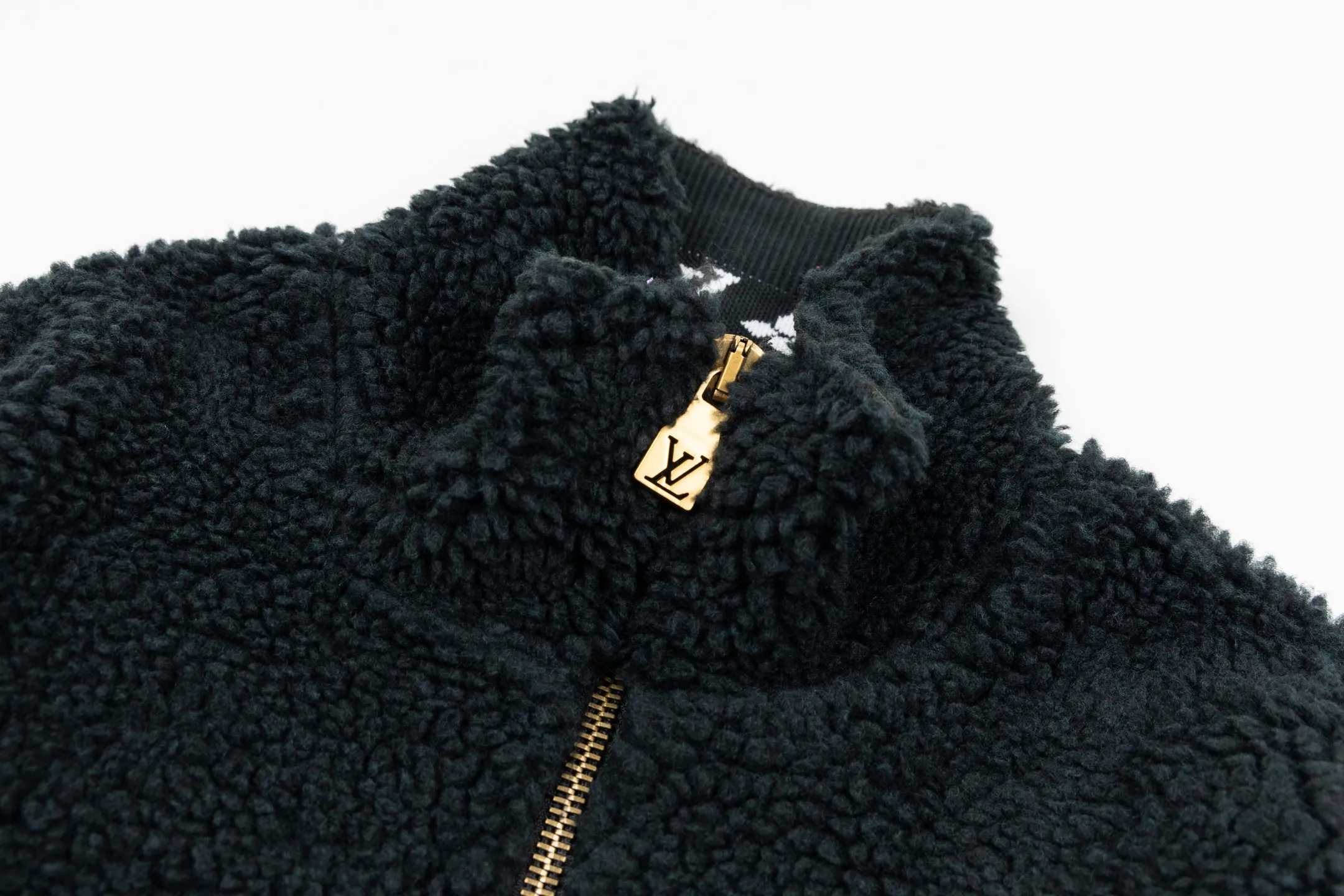 🅿️600 1v 26SS leather brand jacquard cuff Teddy jacket (green) The fabric is made of sheep wool blend, and the Damiel Buffalo plaid in the 2025 autumn and winter show is integrated with Monogram flowers, which can inject a trendy touch into the summer night look. Teddy fabric combines the durability of polyester, the softness and warmth of modacrylic fiber, and the natural comfort of sheep wool to create a highly practical fabric. Checkerboard checker-dyed wool lattice jacquard weaving. After weaving, the pieces are processed by various complex processes such as naps, carding, shearing, etc., to achieve a fluffy and dense texture that is not prone to lint and pilling. The fiber has high fiber strength and a smooth hand feel; the material has excellent rebound texture. Advanced dyeing knitted fabric, viscose fiber has high hygroscopicity, is easier to dye, and has better comfort. Cupro fiber has better abrasion resistance and fatigue resistance than viscose fiber, and has a higher water absorption than viscose fiber. It has a soft hand, soft luster and silky feel. Size:XS-S-M-L
